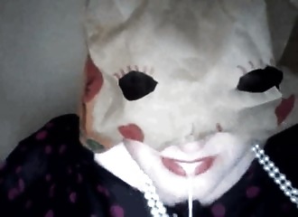 Cachée sous un sac pour boire du sperme