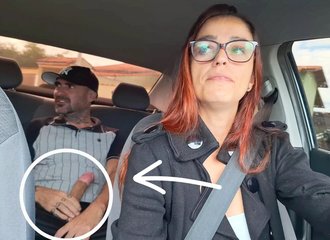 Un conducteur coquin surprend un passager en pleine auto-érotisme !