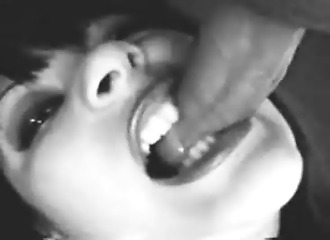 Une suceuse acharnée mord une queue