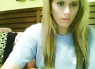 Amatrice blonde se masturbe devant skype