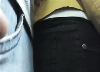 Collés serrés et frottements érotiques dans l'ascenseur