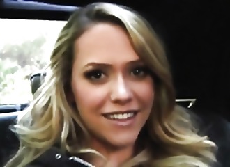 Blonde partouzée et défoncée par quatre queues