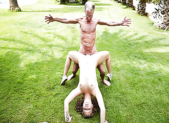 Blonde baisée et giclée dans la bouche par deux grands-pères