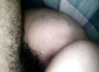 Sa queue s'engouffre entre ses fesses