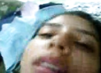 Il aspire ses tétines en extérieur