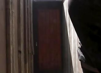 Blondasse bien foutue ligotée se fait torturer la moule par un sacré pervers