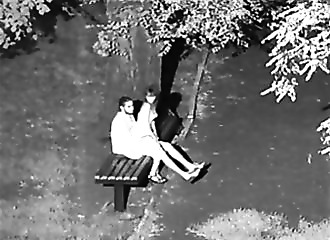 Couple surpris dans un parc