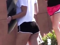 Des laveuses de voitures sexy (voyeur)