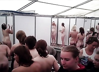 Entrez dans les douches communes des filles lors d'un festival!