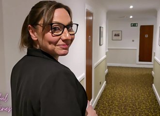 La gérante de l'hôtel, avide de plaisir, m'a charmé pendant que mon épouse se douchait