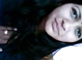 Son doigt farfouille dans sa chatte rasée