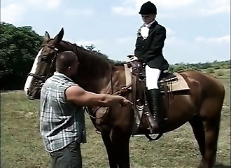 Elle monte une bite après son cheval