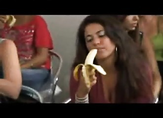 Leçon sexuelle avec gode dans la main