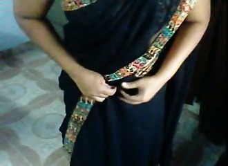 Une grosse indienne anonyme se déshabille