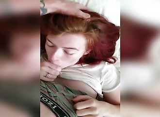 Cette rouquine assoiffée a vraiment besoin de sucer une queue dès son réveil