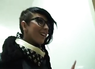 Gang bang pour une nympho blonde extravertie