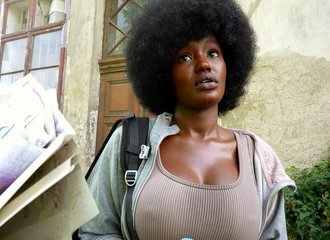 Czech Streets 152 : Une belle noire à forte poitrine pour un quickie en extérieur