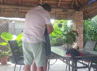 Relations torrides avec la voisine sur la terrasse, creampie à l'extérieur