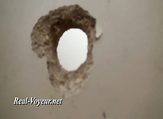 Un voyeur mate une pisseuse