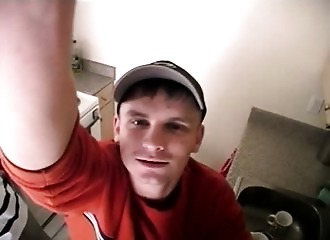 Yeux bandés cette brunette suce deux mecs