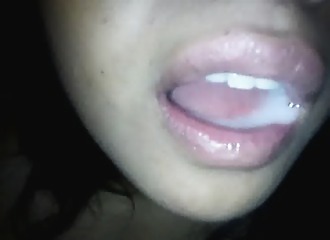 Le sperme inonde son palais de lécheuse