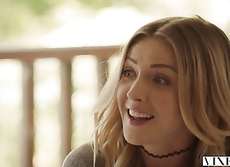 Partie à 3 avec deux blonde