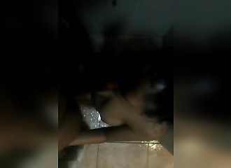 Gorge profonde prodiguée sous la douche par une femme musulmane salope