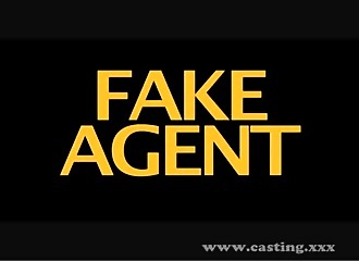 Il se fait passer pour un agent de casting pour baiser des filles à gogo