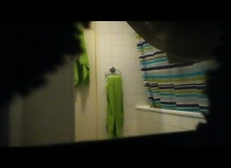 Coup d'oeil indiscret chez cette nana nue