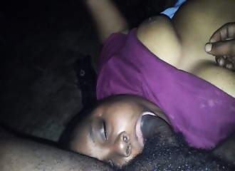 Elle se régale en léchant sa bite noire