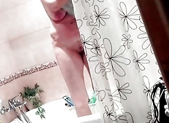 Il filme sa femme secrètement