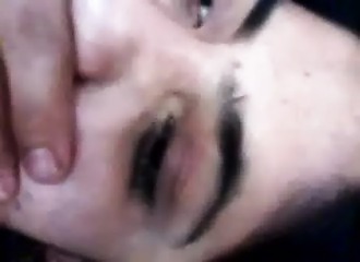 Il la pine en filmant leurs ébats