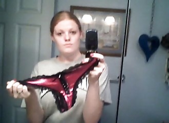 Une coquine retire son string pour du sexe