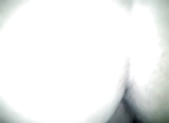 Il répand son foutre sur ses fesses