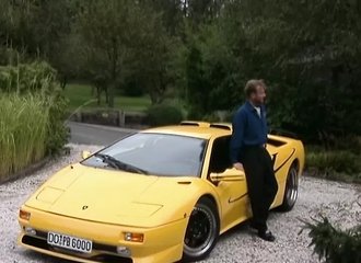 Une séduisante allemande s'offre une grosse bite par derrière