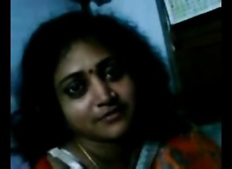 Il se branle en filmant une indienne glamour