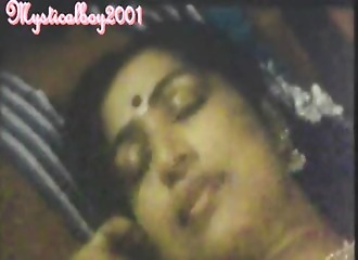 Indienne endormie sollicitée par un obsédé actif