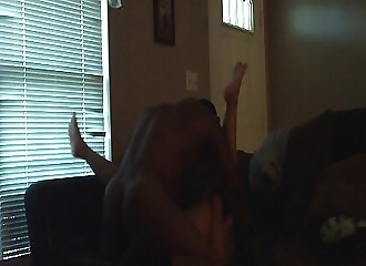 Baisée par une grosse queue black devant son mec