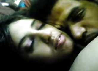 Une indienne grassouillette se lâche au lit