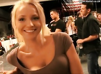 Flirt dans un bar avec une blonde cochonne