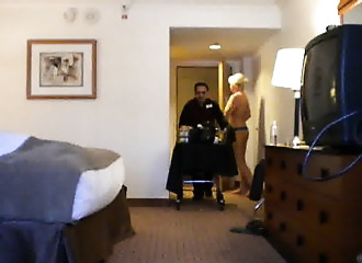 Un couple libéré piège le groom service