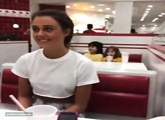 Il lui soulève le teeshirt sans prévenir!