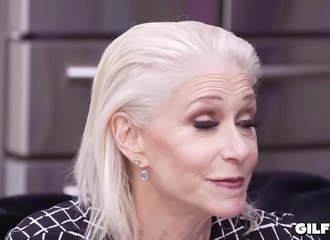 Une sexy mamie de 60 ans se fait plaisir ! - GILFAF