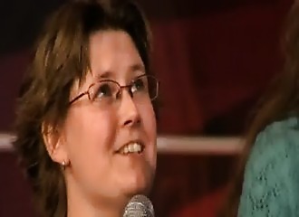 Ses seins léchés en public par le présentateur