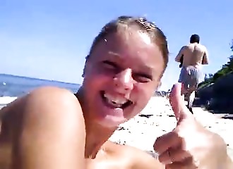 Cette fille met la honte à un pervers et le fait fuir