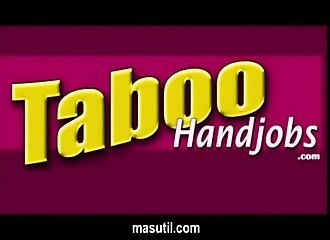 Ses gros nibards utilisés lors d'une branlette