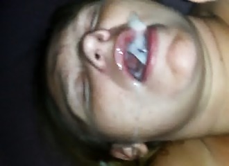 Coulées de foutre entre ses lèvres d'avaleuse