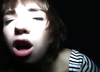 Elle chevauche une queue trop grosse pour elle