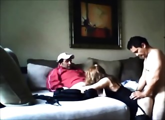 Double péné lors d'un trio sur le canapé