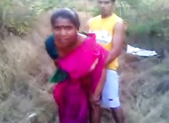 Dans les herbes hautes pour baiser cette indienne